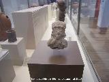 Museo de Arte Precolombino Felipe Orlando. Figura tocando una flauta de pan. Cultura Tomaco-Tolita. 500 a.C. - 500 d.C.