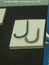 Historia del Puerto de Santa María. Anzuelos de bronce ranurados. Época púnica. Museo Arqueológico de Baelo Claudia