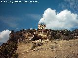 Petroglifos rupestres de la Cueva de los Casares. Arriba el torreón