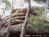 Pinturas rupestres del Abrigo de la Cocinilla del Obispo. Peñas sobre el abrigo