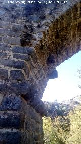 Puente medieval El Pontón. Apoyos de construcción