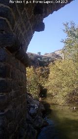 Puente medieval El Pontón. Río