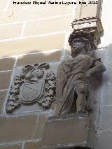 Casa de Los Avilés. Escudo y tenante derechos