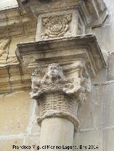 Casa de Los Avilés. Capitel derecho
