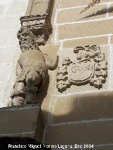 Casa de Los Avilés. Tenante y escudo izquierdos