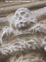 Casa de Los Avilés. Rostro del capitel izquierdo