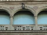 Palacio de Jabalquinto. Balcón central superior