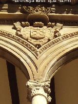 Palacio de Jabalquinto. Escudo de la galería alta