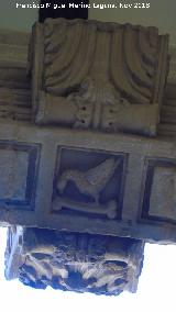 Palacio de Jabalquinto. Pájaro y hueso en el patio