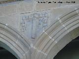 Palacio de Jabalquinto. Escudo lateral de la galería alta de la fachada