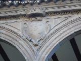 Palacio de Jabalquinto. Escudo de la galería alta