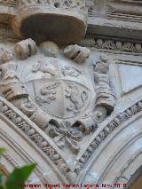 Palacio de Jabalquinto. Escudo de la galería alta