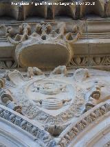 Palacio de Jabalquinto. Escudo de la galería alta