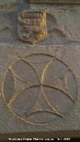 Casa de la Calle Fugitivos n 1. Escudo y cruz
