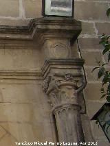 Ayuntamiento de Begíjar. Capitel y año