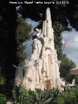 Monumento a los Descubridores de la Cueva de Nerja. 