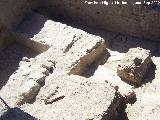 Cástulo. Templo Imperial. Dintel y ladrillo roto que escondía la llave