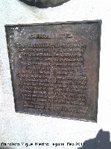 Monumento a Almendros Aguilar. Placa