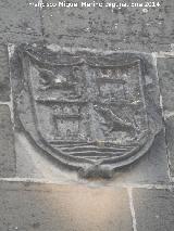 Palacio Obispal de los Marín-Cobo. Escudo izquierdo
