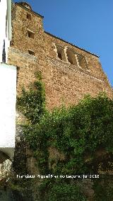 Iglesia de Santa María. Con el acueducto delante