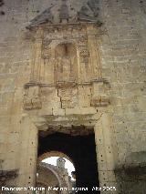 Iglesia de Santa María. Hornacina sobre la ventana de la torre en la fachada principal