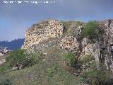 Castelln de Cazalla. Murallas y puerta de acceso