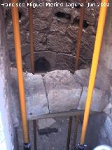 Castillo de los Duques de Alburquerque. Interior del torreón con un nivel bajo la cota cero