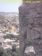 Castillo de los Duques de Alburquerque. Torreón derecho de la fachada con Huelma al fondo