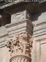 Iglesia de la Encarnación. Capitel izquierdo e inscripción