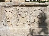 Fuente de la Plaza Vázquez de Molina. Relieve