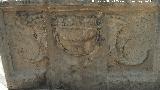 Fuente de la Plaza Vázquez de Molina. Relieve V