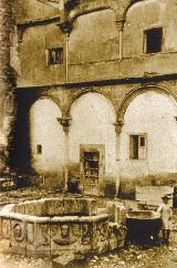 Fuente de la Plaza Vázquez de Molina. Foto antigua.  En su sitio original