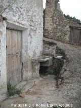 Aldea Morrión. Con las pilas y la palancana en la puerta