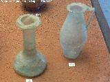 Cástulo. Necrópolis del Cerrillo de los Gordos. Ungüentario y jarra de vidrio. Tumba 7. Siglo I d.C. Museo Arqueológico de Linares