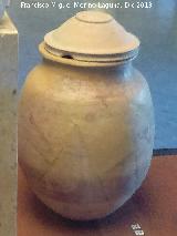 Cástulo. Necrópolis del Cerrillo de los Gordos. Urna cineraria y cuenco. Tumba 6. Siglo I d.C. Museo Arqueológico de Linares