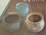 Cástulo. Necrópolis del Cerrillo de los Gordos. Vasos de cerámica y vidrio. Tumba 5. Museo Arqueológico de Linares