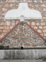 Pilar de la Avenida. Cartela y caño