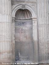 Catedral de Jaén. Fachada Sur. Dibujo y policromía de la concha en la hornacina inferior derecha
