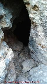 Paso de la Serrezuela. Pequeña cueva a la entrada