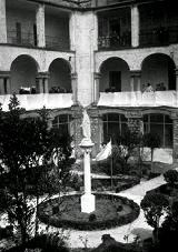 Antigua Escuela de Enfermería. Foto antigua. Patio